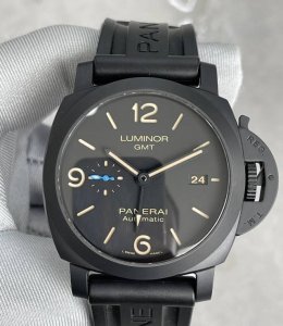 The matte black ceramic case is so cool! This new version of the 2021 Panerai Lu