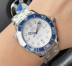 Obl's latest masterpiece, the Omega Seamaster 1:1 replica. Size: 42mm, Thickness