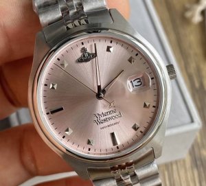 Vivian Xi's Pink Large Dial: 37mm diameter, case made of 316L precision-polishe