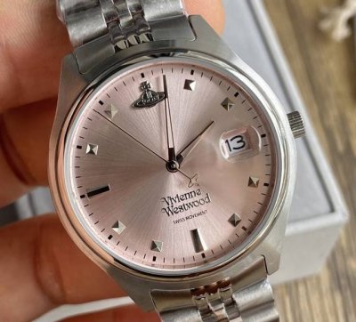 Vivian Xi's Pink Large Dial: 37mm diameter, case made of 316L precision-polishe