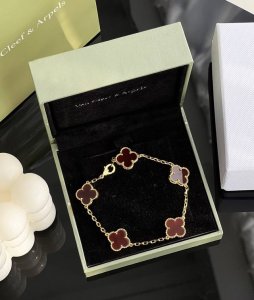 Van Cleef & Arpels Classic 50Th Anniversary Commemorative 5-Flower Carnelian Bra