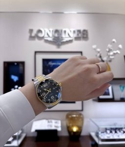 Wrap this Longines 'Green Goldfish' up for me! Hey guys! This Conquest color co