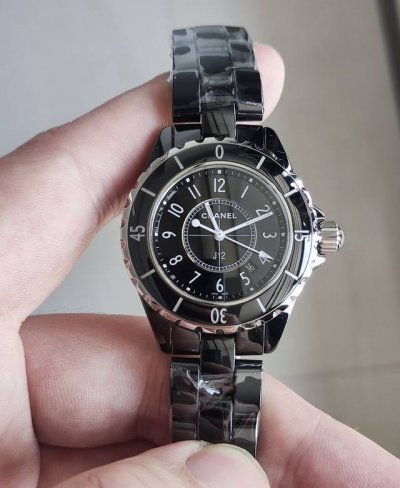 The Chanel J12 ceramic women's watch is indeed very fashionable. The black color