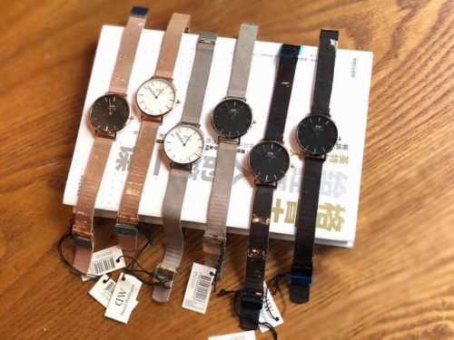 Original Dw launches a new simple and fashionable watch with a modern dial, com