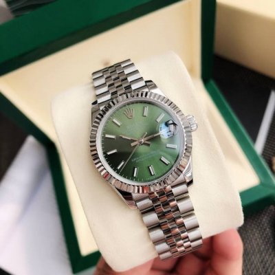Rolex Women's Oyster Datejust watch! The case is 31mm in diameter. It is forged
