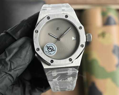 Aps. Kaws' co-branded upgraded V2 version of the mechanical men's watch features