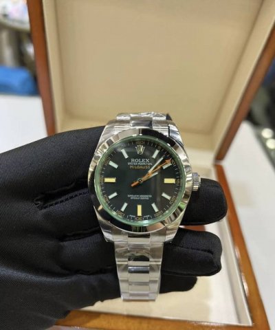 Family! Today I'm sharing a watch that will captivate you at first glance: the R