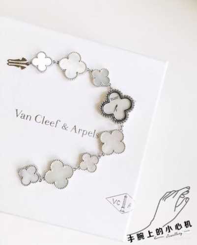 Exclusive quality from a Vca factory! Brand: & - Van Cleef & Arpels Series: Alh