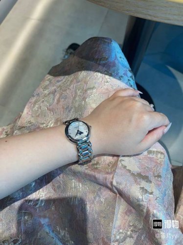New Chanel Second-hand Ring Chanel's styles really need no introduction. Each on