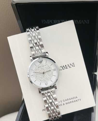 Armani Gypsophila is a must-have for every girl! The little diamonds inside are