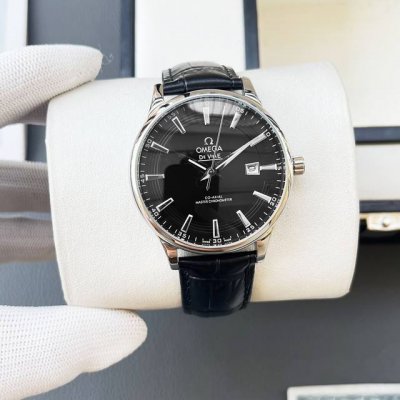 Platinum Omega-Omega boutique men's watch classic three-hand design, noble and e