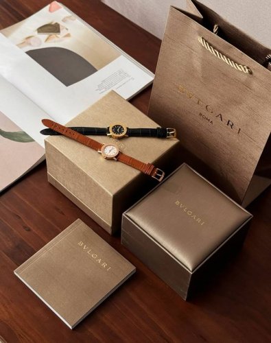 In the first generation of 1975, the famous Italian jewelry brand Bulgari launc