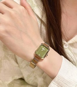 A watch for a rich girl! The gentle matcha green color really makes the skin loo