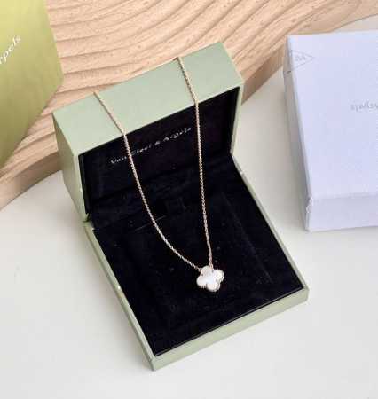 Van Cleef & Arpels Vintage Alhambra Series Four-Leaf Clover White Mother-Of-Pear - Click Image to Close