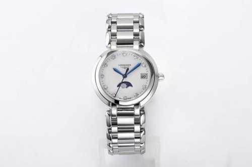 Longines Heart Moon Quartz Series, with an elegant and chic appearance, uses the