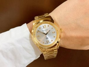 This latest Gucci timepiece in white rose gold features a stunning pearl-painted