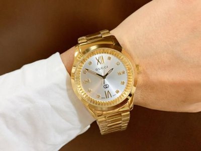 This latest Gucci timepiece in white rose gold features a stunning pearl-painted