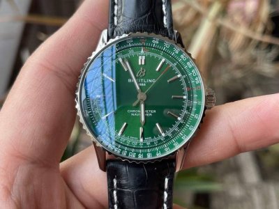 Actual photo of TF's new Navitimer 1 Series 41mm watch, built with a 1.1 mold,
