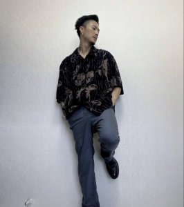 Casio's colorful square steel strap model has a very high-end feel. The classic