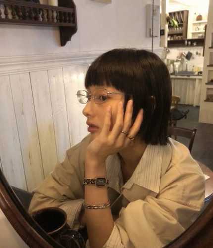 The original Chanel Sugar Cube watch was created in 1987. As the world's first