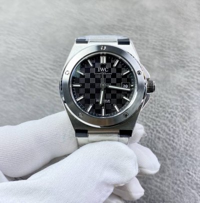 IWC unveils the Ingenieur Automatic 40. The case and bracelet feature multi-laye