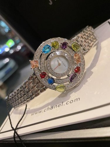 , boldly and ingeniously combines dazzling colored gemstones, showcasing Bvlgari