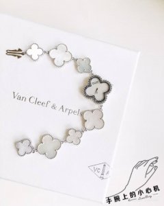 Exclusive quality from a Vca factory! Brand: & - Van Cleef & Arpels Series: Alh