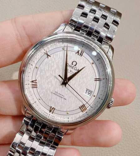 The Omega De Ville features a Co-Axial escapement automatic mechanical movement,