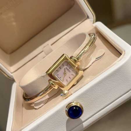 Platinum 420Gucci Mother-of-Pearl Square Bracelet Watch, Small Sugar Cube Mother - Click Image to Close