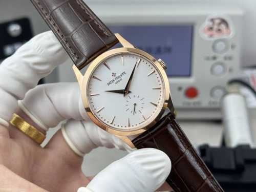 White light textured finish, diamonds +50 Ddd. Classic charm, a classic reborn,