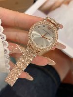 Armani's latest fashion watch, simple and stylish, exquisite and elegant. Scratc