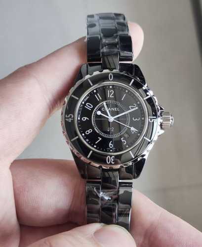 The Chanel J12 ceramic women's watch is indeed very fashionable. The black color