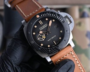 white case and black case 900 V7 Panerai Deep Love has a new look Strength of "