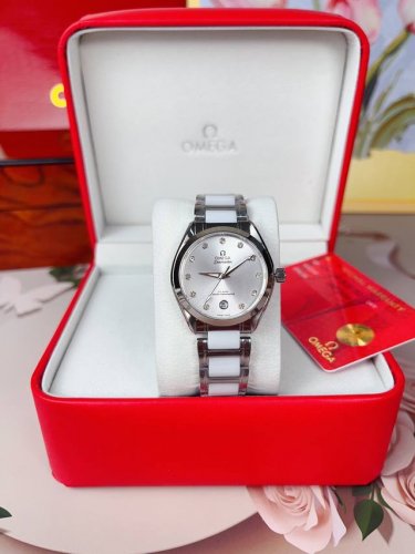 Omega's stylish quartz women's watch blends opulence and classic elegance to cr