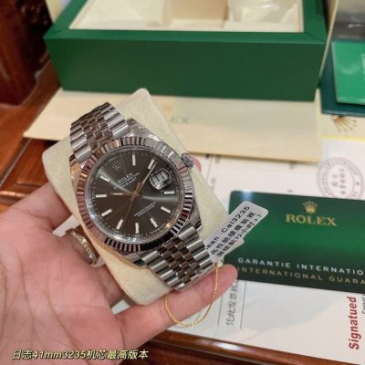 Rolex Datejust 41Mm features a Cal.3235 movement with reversible date adjustment