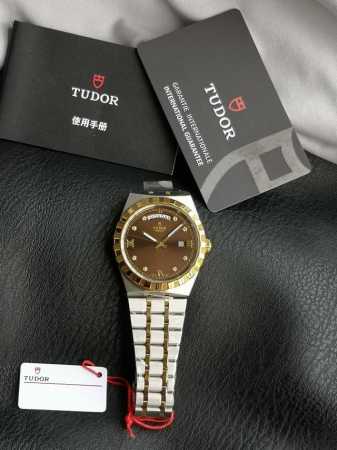 The ultimate masterpiece of the Tudor Royal Collection, DDD, boasts exceptional - Click Image to Close