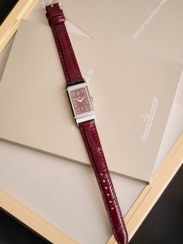Red dial and red strap The striking burgundy red exterior is instantly captivati