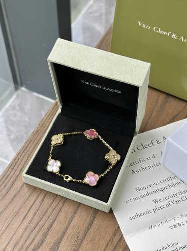V Gold Van Cleef & Arpels Gold "5-Pollen Mother-Of-Pearl Single Flower Full Diam