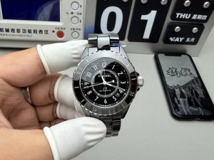 The new J12 watch "replaces the core" to celebrate the 20th anniversary The mast