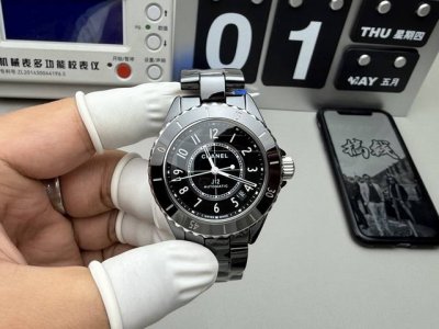 The new J12 watch "replaces the core" to celebrate the 20th anniversary The mast