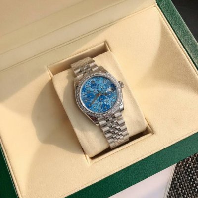 Rolex Women's Oyster Datejust watch! The case is 31 mm in diameter. It is forged