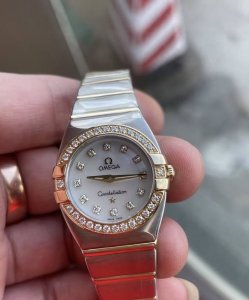 Omega Constellation series women's watch, 24mm, with a natural mother-of-pearl d