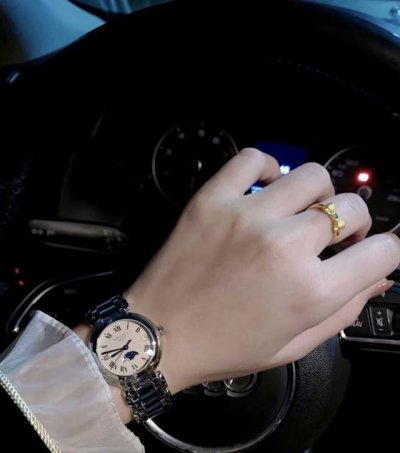 Longines Moonphase is the top choice for entry-level women's watches. It's incre