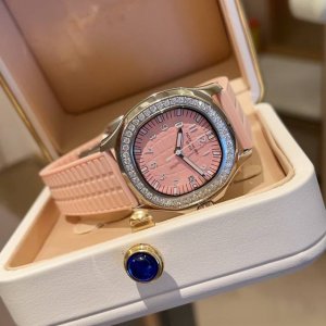 Gold casePp Patek Philippe Aquanaut Women's Series Size 35.6 X 9.5mm The rounded