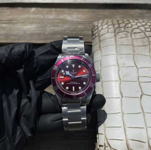 Steel strap 690 Tudor Biwan series equipped with a fully automatic mechanical m