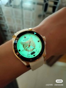 Gucci's new unisex diving watch, 40 mm in diameter, features the brand's signatu