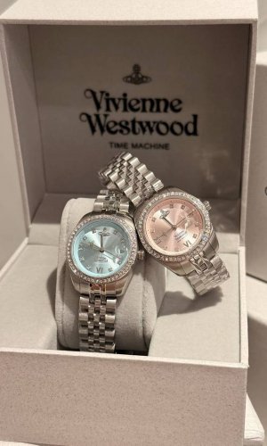 The design style of Vivienne Westwood watches is unique, full of creativity and