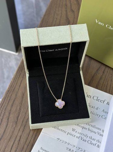 V Gold Material Rose Gold! Van Cleef & Arpels, This Top Jewelry Brand, Has Alway