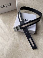 Celine hairpins have always been the benchmark of simple fashion. The bold desig