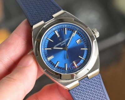 A case, Vacheron Constantin Overseas 4500V. This watch features a 41mm stainless